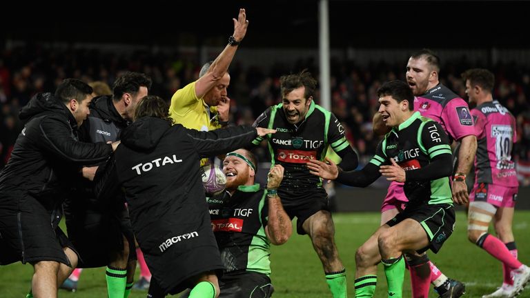 Lourens Adriaanse celebrates after scoring his try 