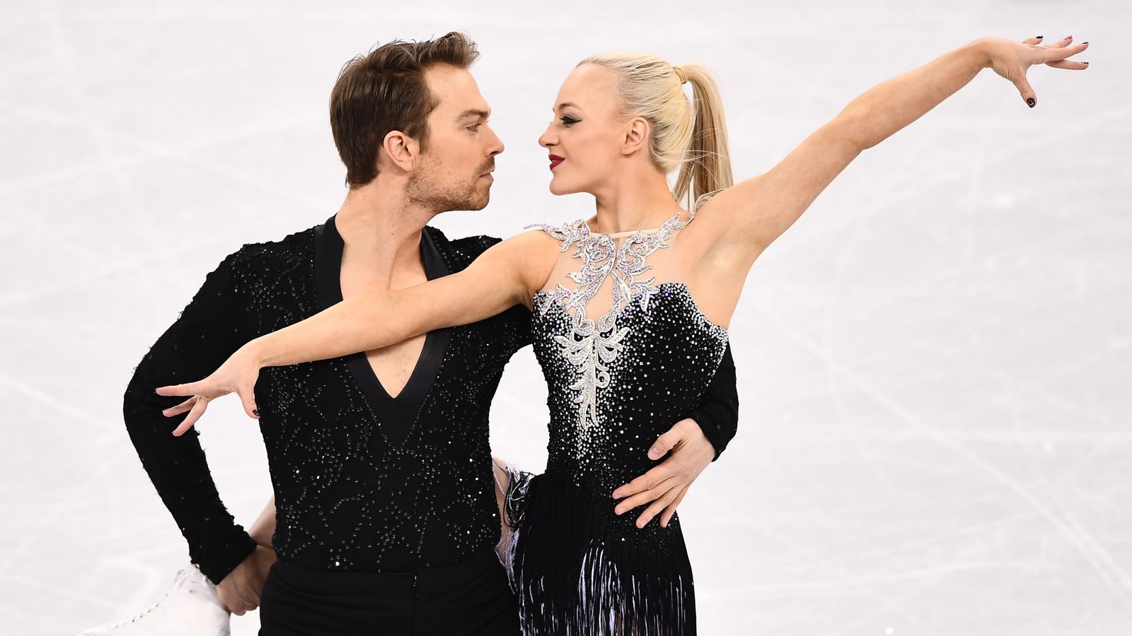 Penny Coomes and Nick Buckland progress to ice dance final day at