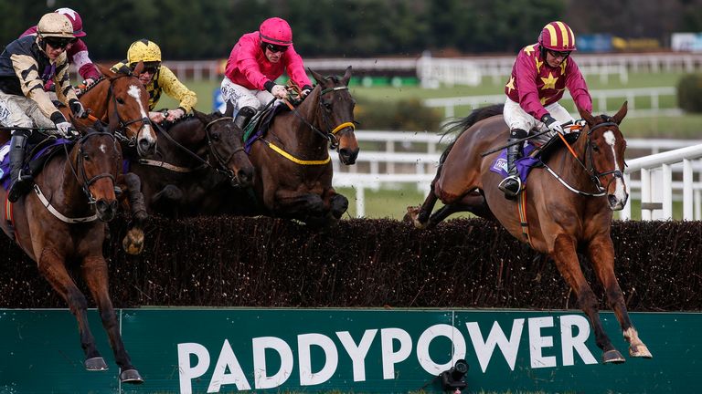 Noel Fehily montando a Monalee (R) despeja el último para ganar la Flogas Novice Chase en Leopardstown