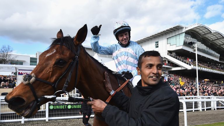 Noel Fehily montando Summerville Boy celebra ganar el Sky Bet Supreme Novice Hurdle 