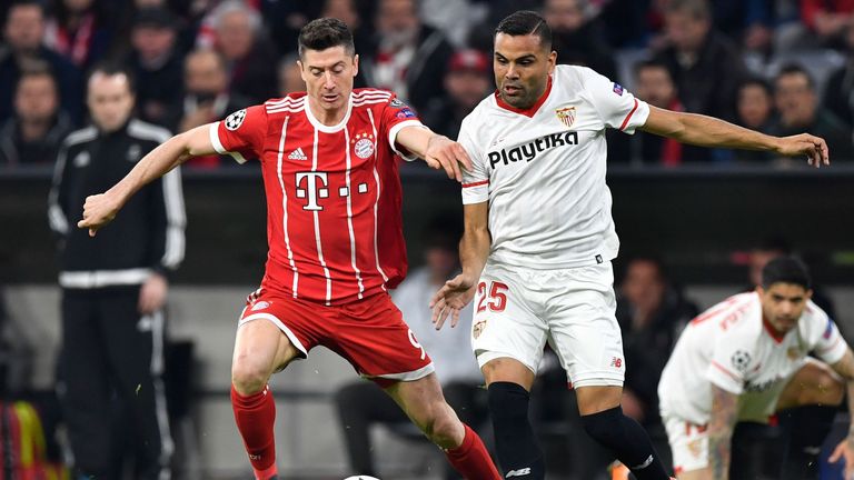 Robert Lewandowski and Gabriel Mercado battle for the ball