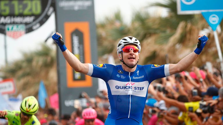 Elia Viviani followed his victory in Saturday's second stage of the Giro d'Italia by claiming the third stage on Sunday