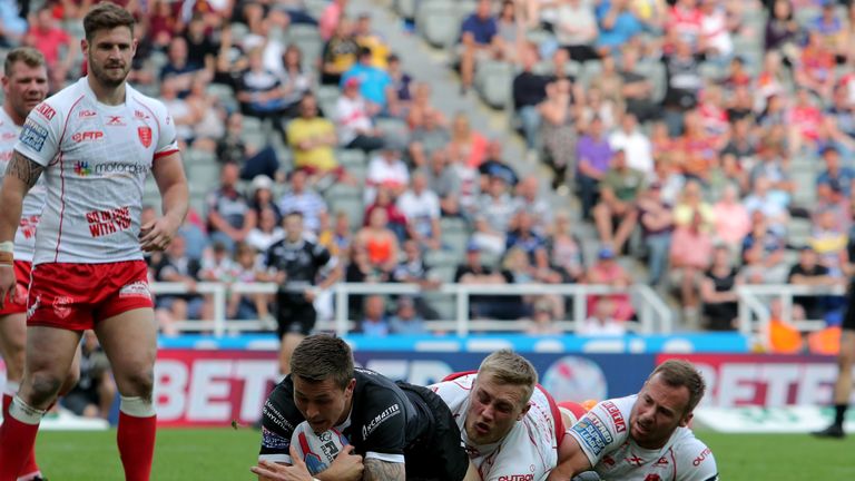 Jamie Shaul scores a try for Hull FC 