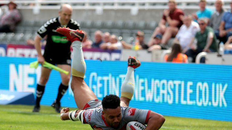 Broughton scores his opening try for the Dragons 