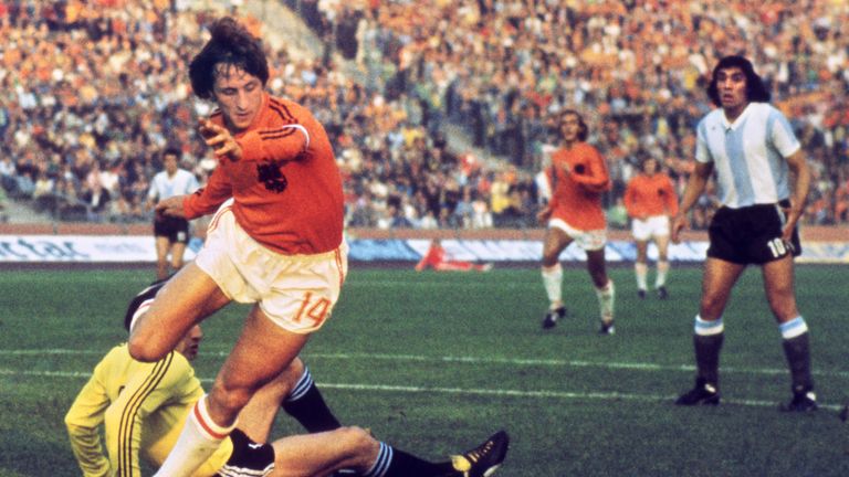 Dutch midfielder Johann Cruyff dribbles past Argentinian goalkeeper Daniel Carnevali on his way to scoring a goal during the World Cup quarter-final