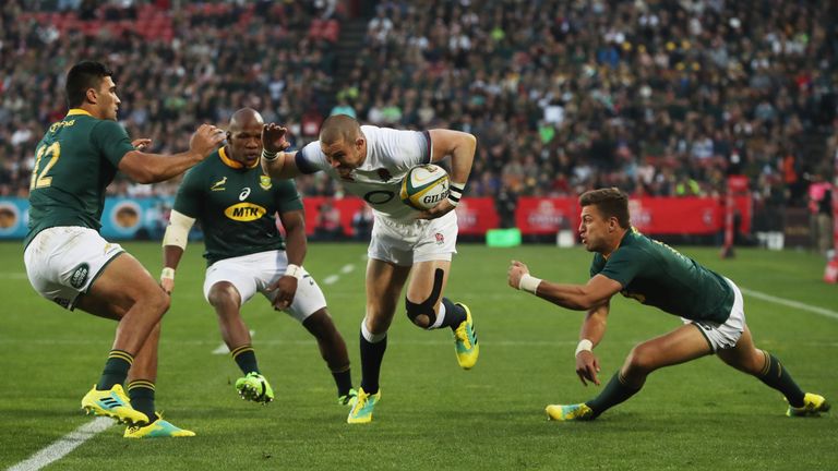 Mike Brown gets through some poor Springbok defence