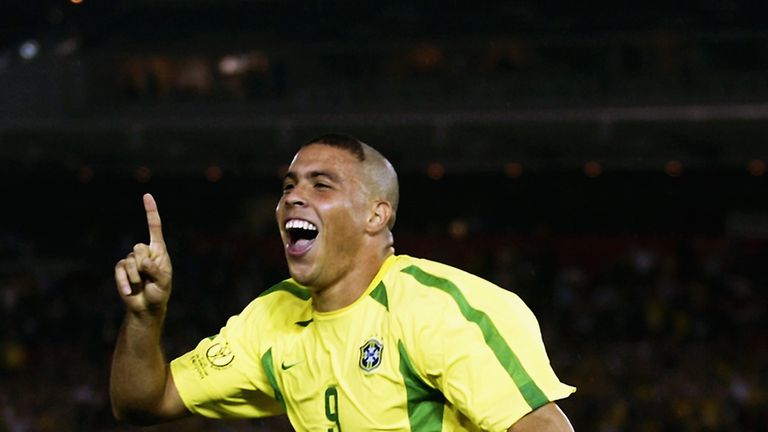 Ronaldo recogió la Bota de Oro en la Copa del Mundo en 2002 y marcó goles en Francia '98