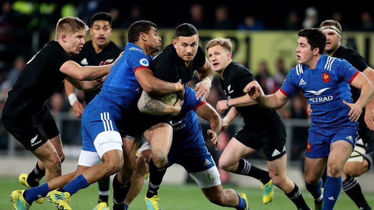 Sonny Bill Williams takes on the French defence