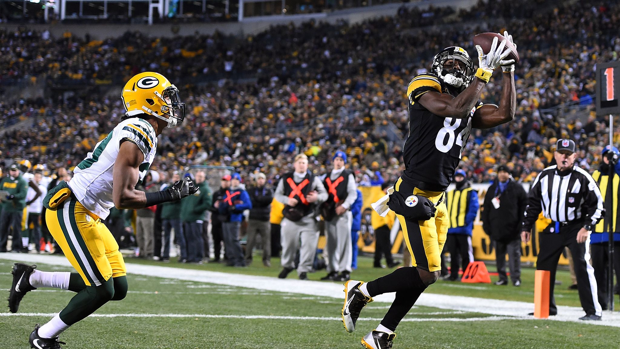 Steelers' Antonio Brown changes Pittsburgh nameplate to read 'Browns'