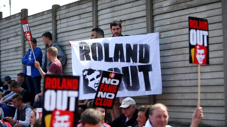 Charlton fans protest against owner Duchatelet