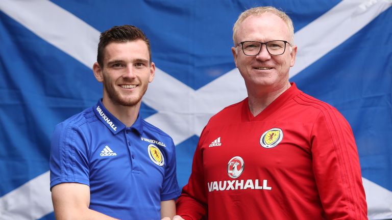 Robertson claims he has no problem with Scotland manager Alex McLeish