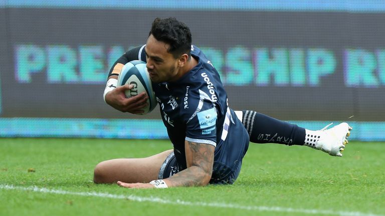 Denny Solomona goes over for a Sale Sharks try