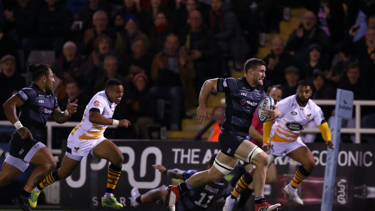 Mark Wilson racing away for score for Newcastle Falcons 