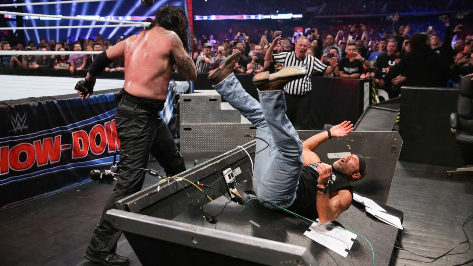 WATCH Undertaker slams Shawn Michaels through a table at Super Show
