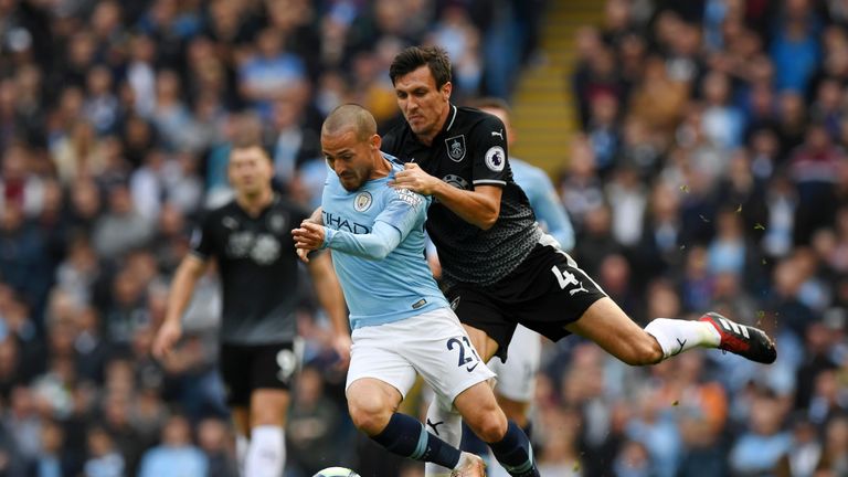 Guardiola's team is unbeaten in their last six games with Burnley, winning five wins.