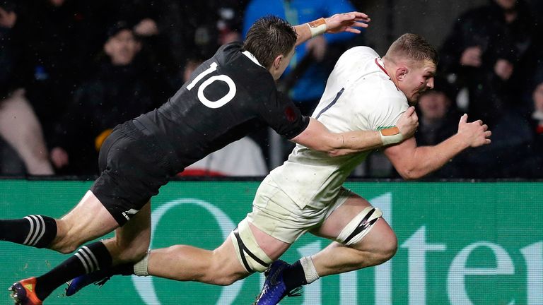 New Zealand fought back from 15-0 down to record a narrow 16-15 win against England at Twickenham.