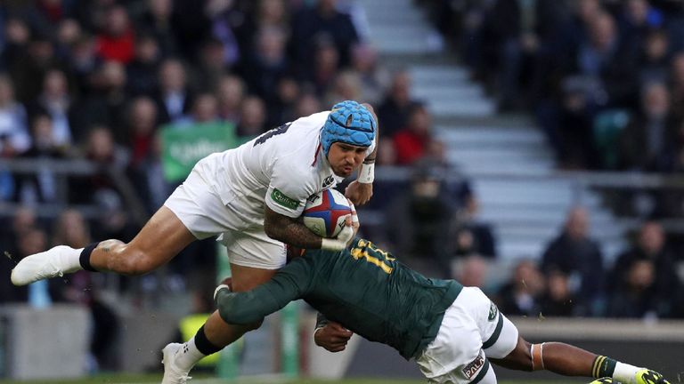 Aphiwe Dyantyi tackles Jack Nowell as he looks to break away