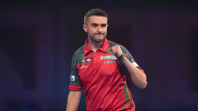 Jamie Lewis fue el ganador sorpresa en la noche de apertura de la acción PDC Home Tour, impactando al campeón mundial Peter Wright en el camino para encabezar el grupo