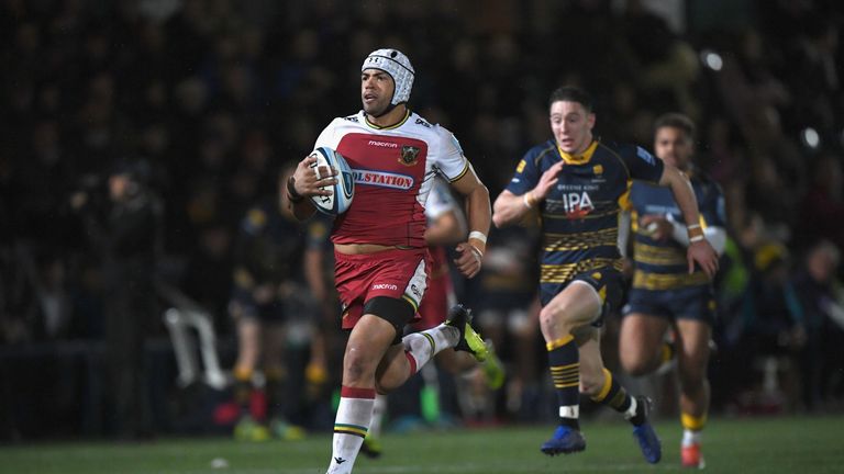 Luther Burrell breaks away to score