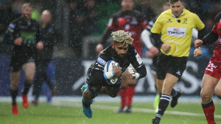 Niko Matawalu of Glasgow Warriors scores his side's second try