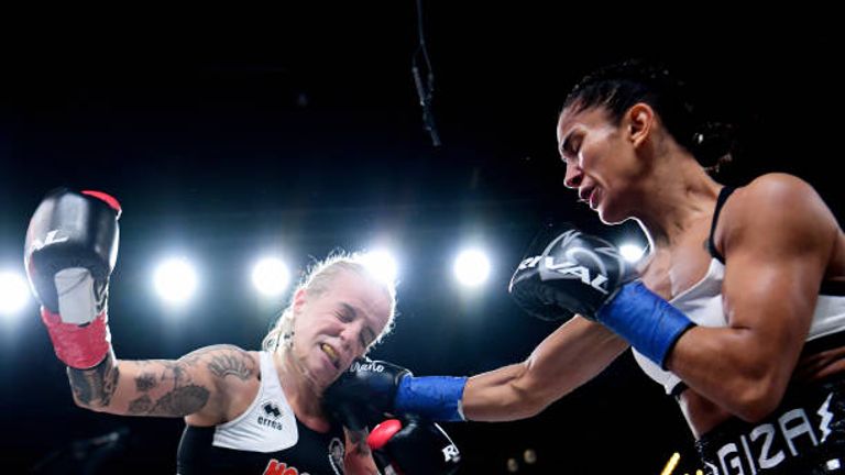 Amanda Serrano (r) stopped Eva Voraberger to win the vacant WBO supe-flyweight title
