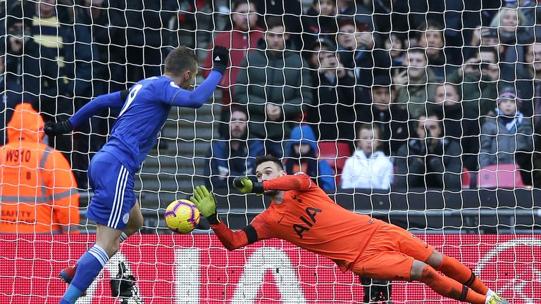 Hugo Lloris saves Jamie Vardy's penalty "itemprop =" image