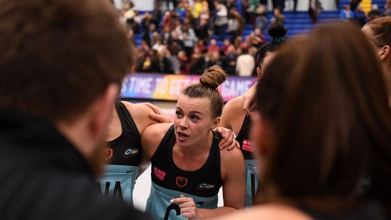 Mikki Austin se dirige a su lado de Surrey Storm