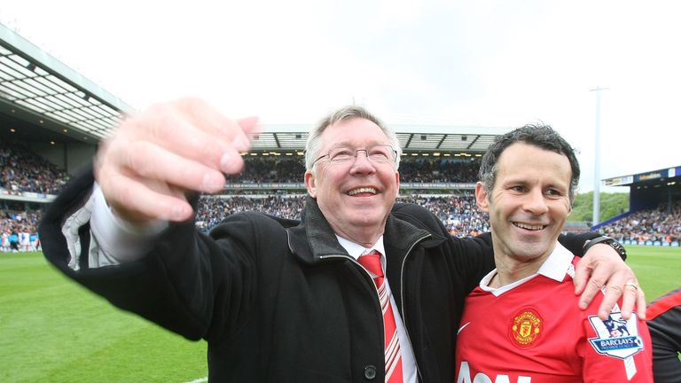 El ex jefe del Manchester United, Sir Alex Ferguson, elogió al manager de Gales Ryan Giggs