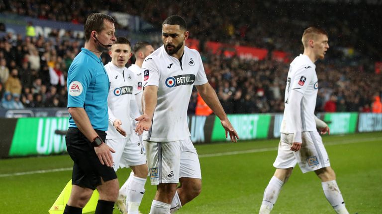 Cameron Carter-Vickers appeals to referee Andre Marriner