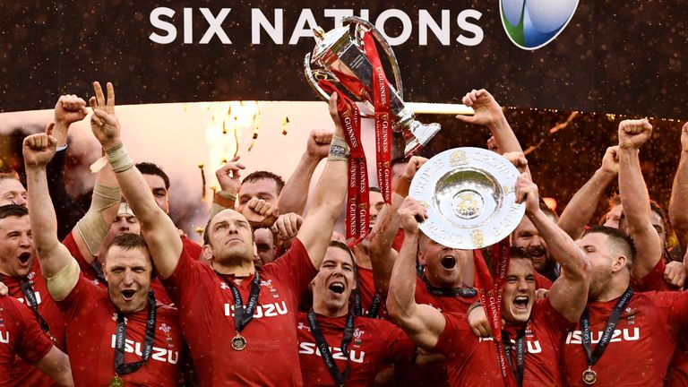 El capitán de Gales Alun Wyn Jones y sus compañeros de equipo celebran con el trofeo de las Seis Naciones 