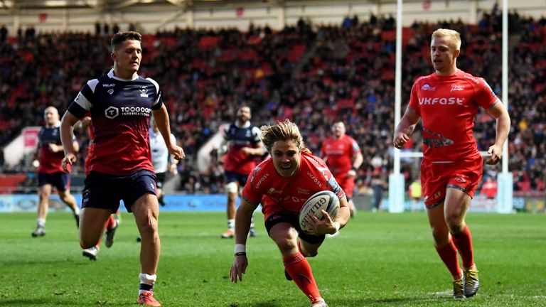 Faf de Klerk scored a try for Sale Sharks, but then missed a late penalty attempt