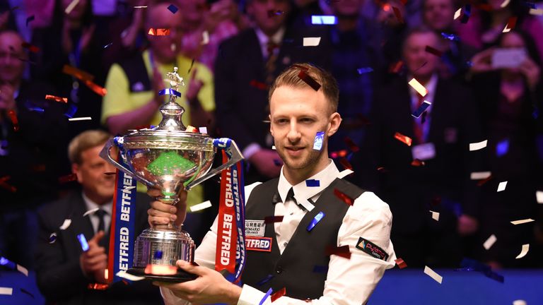 Judd Trump celebra ganar el Campeonato Mundial de Snooker el año pasado