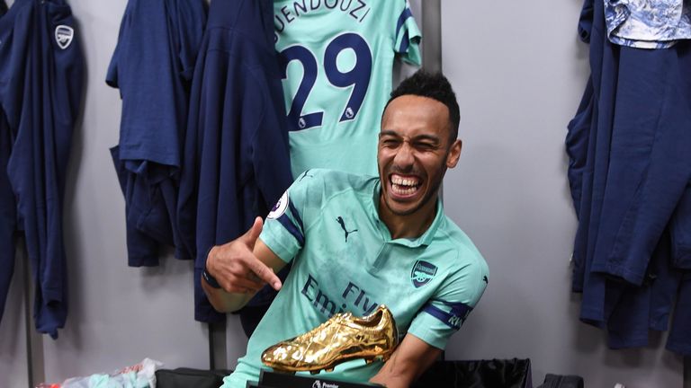Aubameyang poses with the Premier League golden boot award for the 2018/19 season