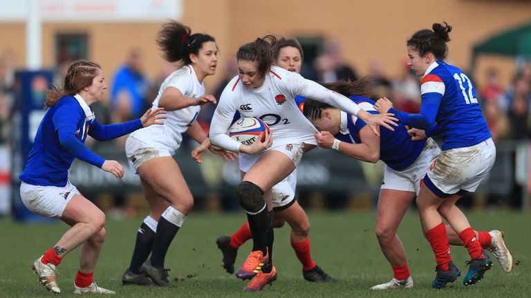 Emily Scarratt's late penalty secured a 20-18 victory for the Red Roses against France, which put them top of the table in the Women's Rugby Super Series