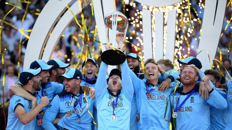 Eoin Morgan levanta el trofeo mientras Inglaterra celebra ganar la Copa Mundial de Cricket 2019