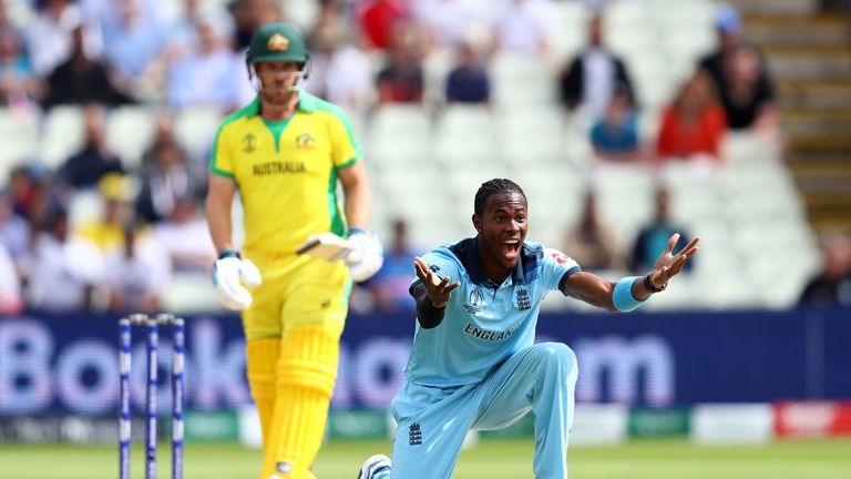 Jofra Archer atrapa al capitán australiano Aaron Finch lbw primer balón en la semifinal en Edgbaston