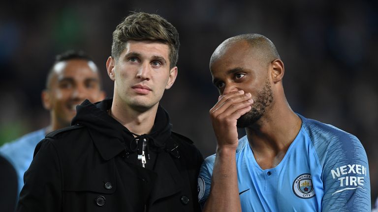 Pep Guardiola dice que el equipo no echa de menos a Vincent Kompany y que no buscarán reemplazarlo hasta el verano.