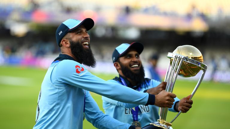 Moeen Ali y Rashid celebran la victoria de Inglaterra en la Copa Mundial con el trofeo