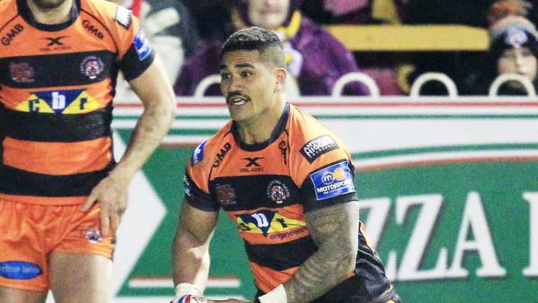 Peter Mata'utia was in fine form with the boot as Castleford beat Warrington