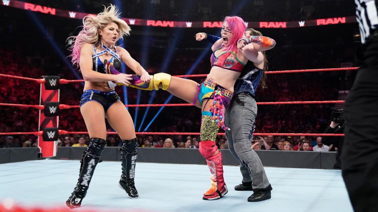 Vs nikki. Triple h и Алекса Блисс. Alexa Bliss Triple h. Alexa Bliss vs Paige.