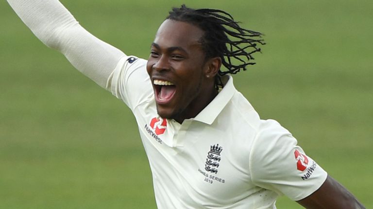 Jofra Archer celebra después de despedir a Usman Khawaja durante la segunda Prueba de Cenizas en Lord's