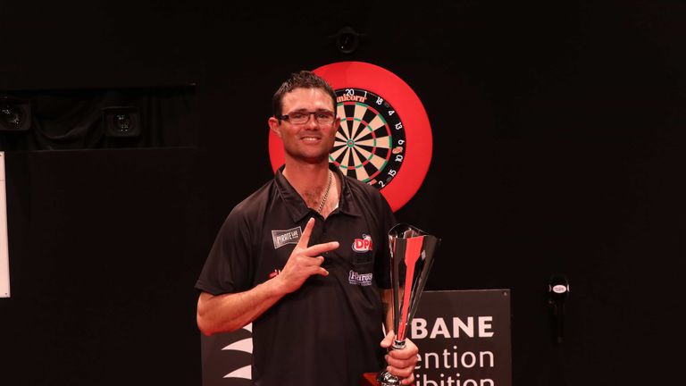 Damon Heta celebrando su primer título PDC (Crédito: PDC / DartsPlace)