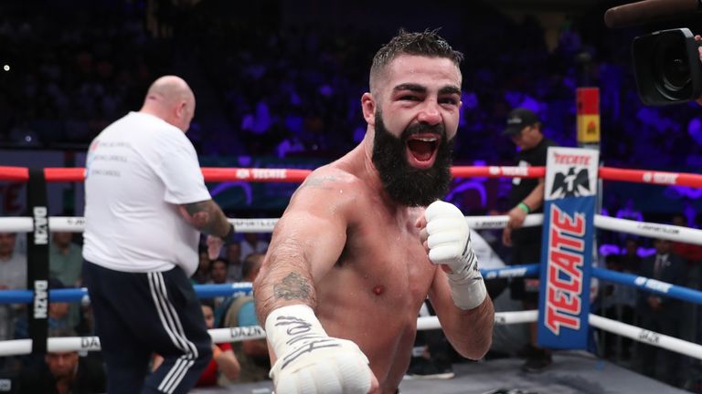 Jono 'King Kong' Carroll celebra después de extender su récord a 17-1-1