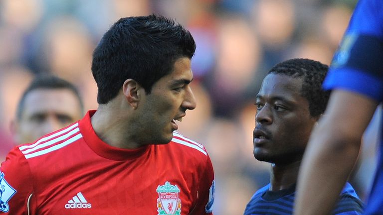 Suárez usó lenguaje racista contra Evra en Anfield en 2011