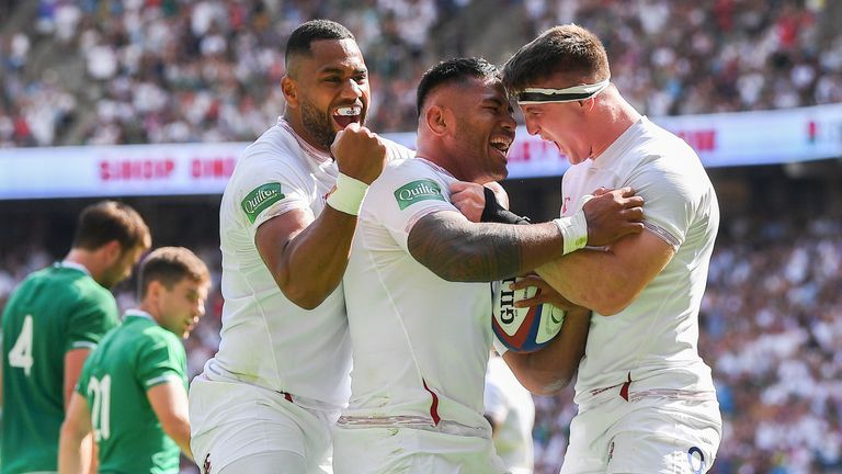 Manu Tuilagi (centro) fue nombrado hombre del partido cuando Inglaterra destruyó Irlanda en Twickenham