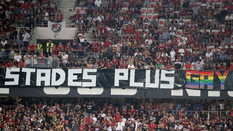 El juego de la Ligue 1 en Niza se detuvo debido a pancartas homofóbicas 