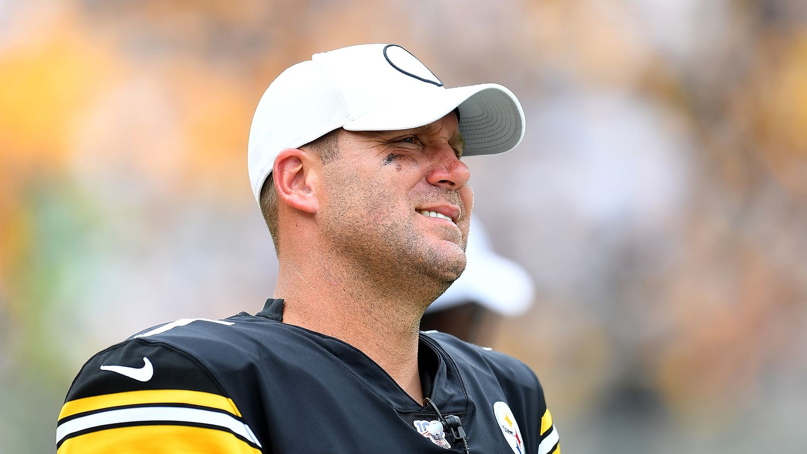 Pittsburgh, United States. 29th Mar, 2022. Retired Pittsburgh Steelers Ben  Roethlisberger waves to the fans before ceremonial puck drop before the  game with Pittsburgh Penguins against New York Rangers at PPG Paints