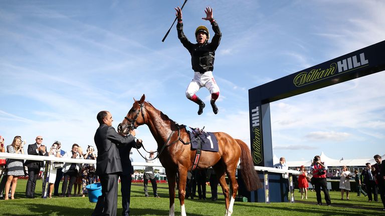 Frankie Dettori desmonta Stradivarius después de ganar la Copa Magners Rose Doncaster 