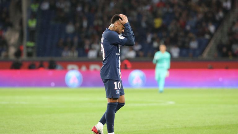 Neymar deja el campo abatido después de la caída del PSG para derrotar a Reims