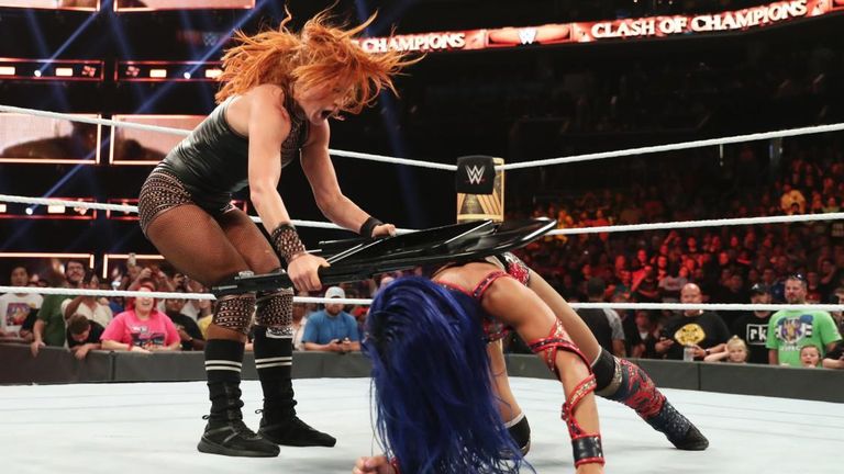 Becky Lynch golpea a Sasha Banks con una silla de acero en su brutal combate por el campeonato femenino de Raw